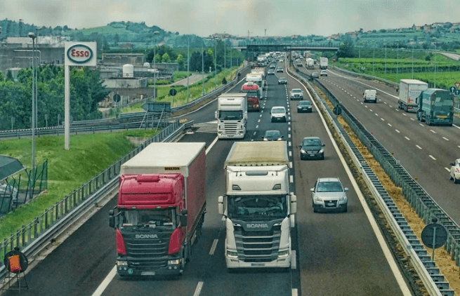 고속도로를-지나는-트럭이미지