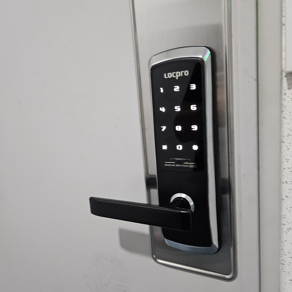 부산 강서구 대저동 산업 용품 유통 단지 부산 티플렉스 창고 출입구 방화문 손잡이 일체형 무 타공 전자 번호 도어락 디지털 자동 오토락 열쇠 설치