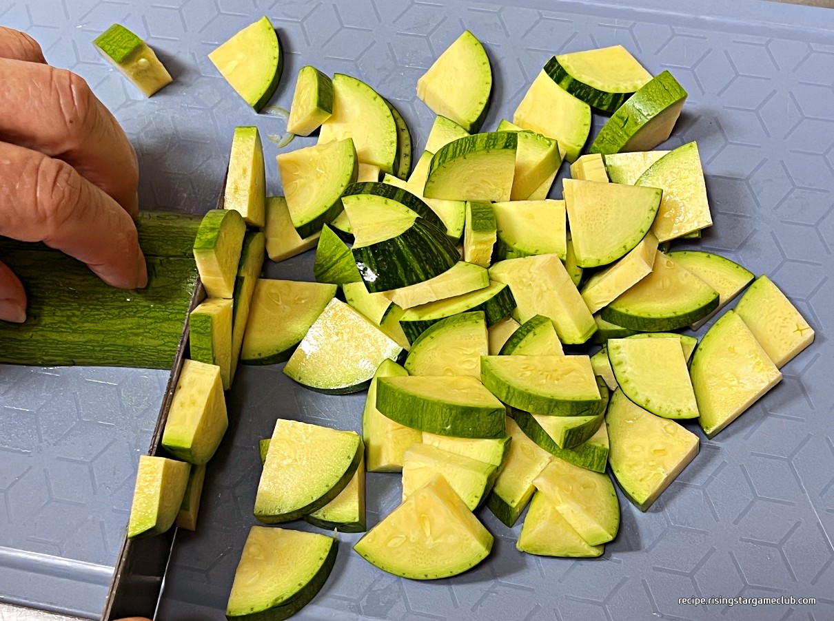 순두부 찌개에 들어갈 애호박의 크기를 보여주기 위한 사진