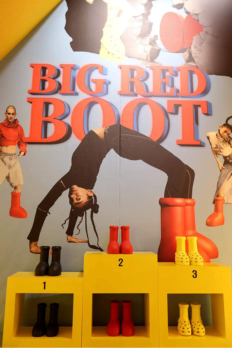 아톰-부츠로-유명한-빅-레드-부츠-전시-코너