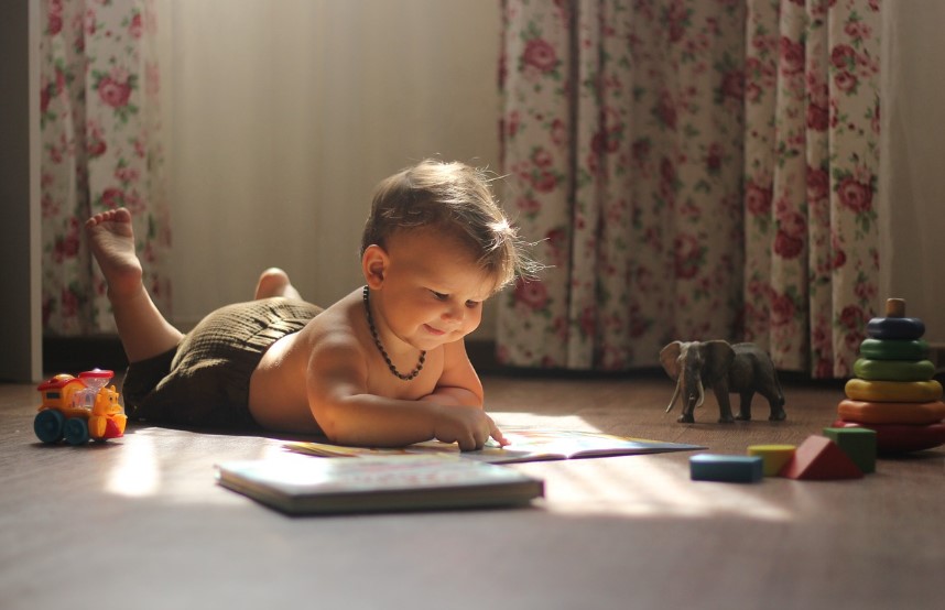 유아 독서하는 모습의 사진