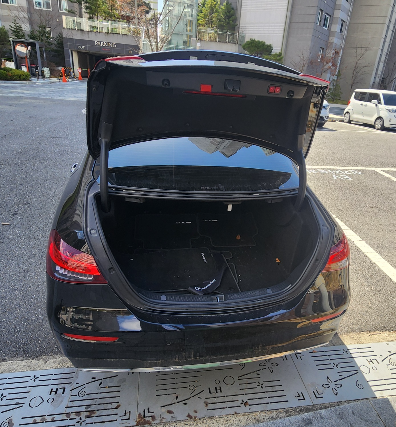 최대치까지 열린 트렁크 모습