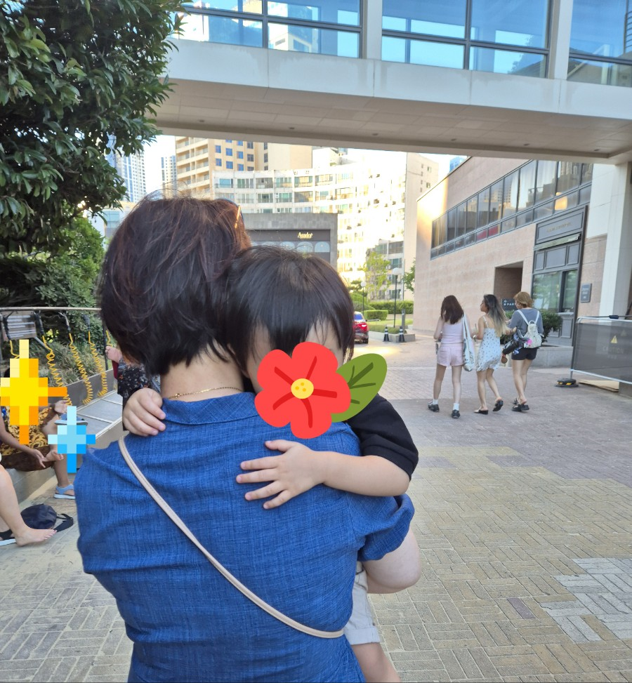 할머니 품에 와락 안겨 따뜻하게 정서적 안정감을 느끼는 아이의 모습
