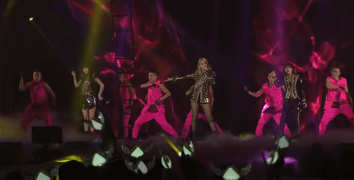 2ne1 공연 중 씨엘 노래부르는 모습