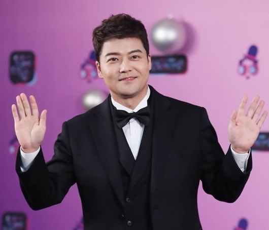 인사하는 전현무