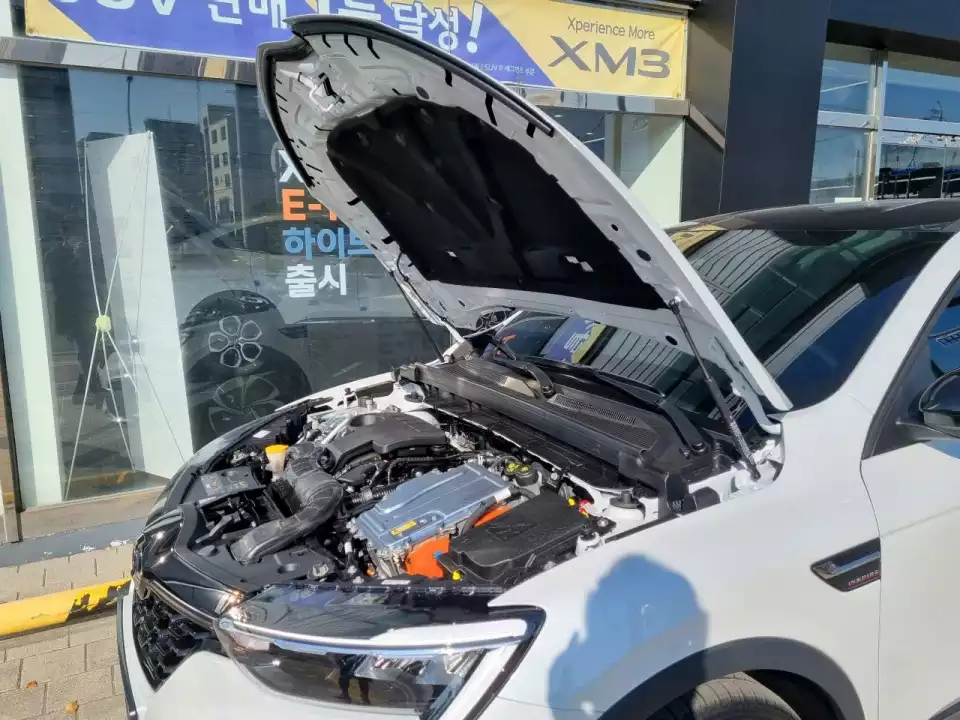 르노 XM3 e-TECH 하이브리드의 보닛을 살펴봤습니다.