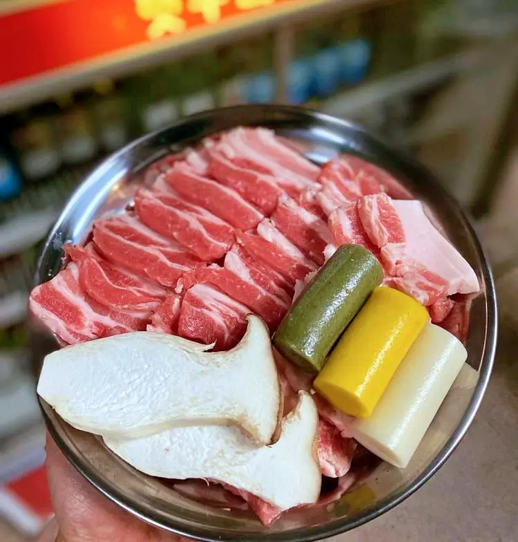 줄서는식당 대식가 방 성훈 추천 묵은지 무쇠 솥뚜껑 김치찜 한돈 생삼겹살 한우 차돌박이 해남 된장찌개 맛있는 식당 신당역 황학동 맛집 소개