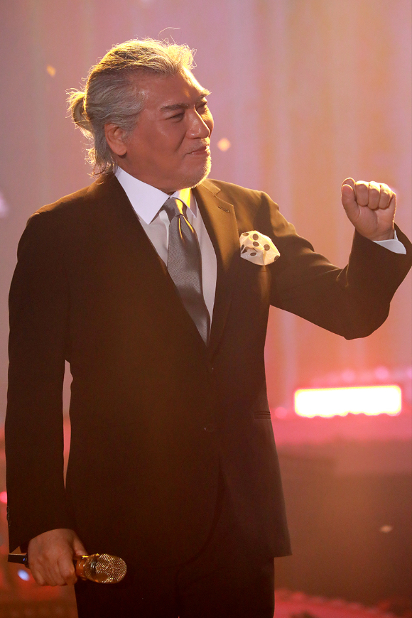 가수 나훈아가 무대에서 공연하고 있다. [사진=예아라]