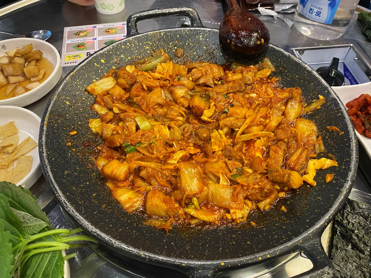 빨갛게-양념된-고기-조리된-모습