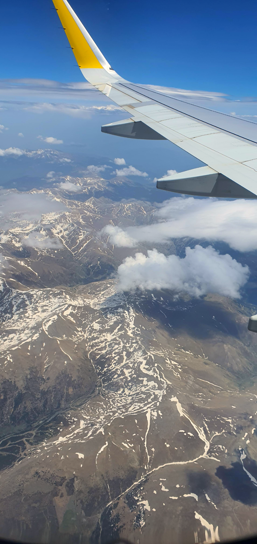 피레네 산맥을 지나치는 비행기