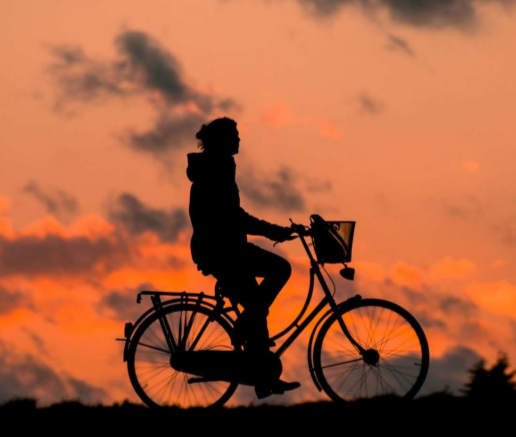 저녁노을 자전거 타는 한사람