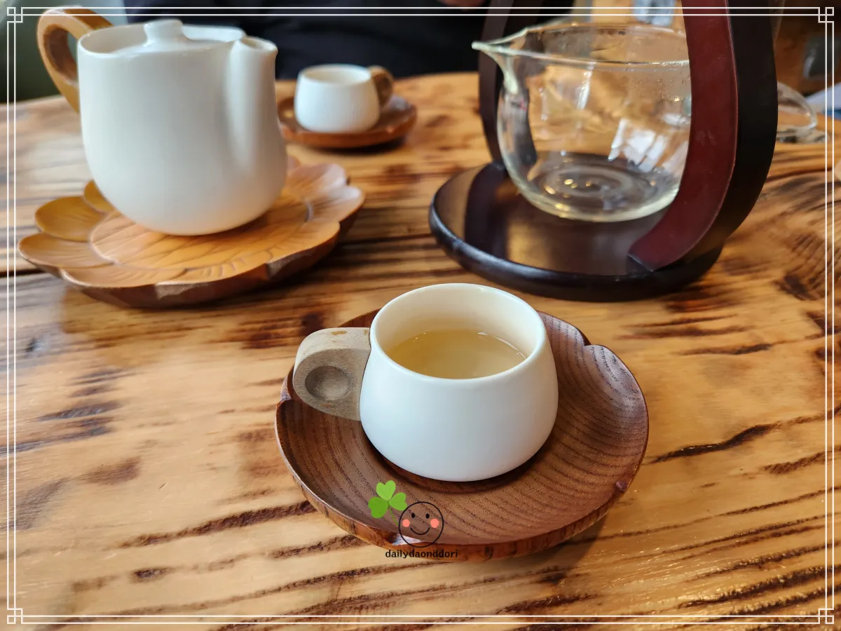 녹차와-찻잔