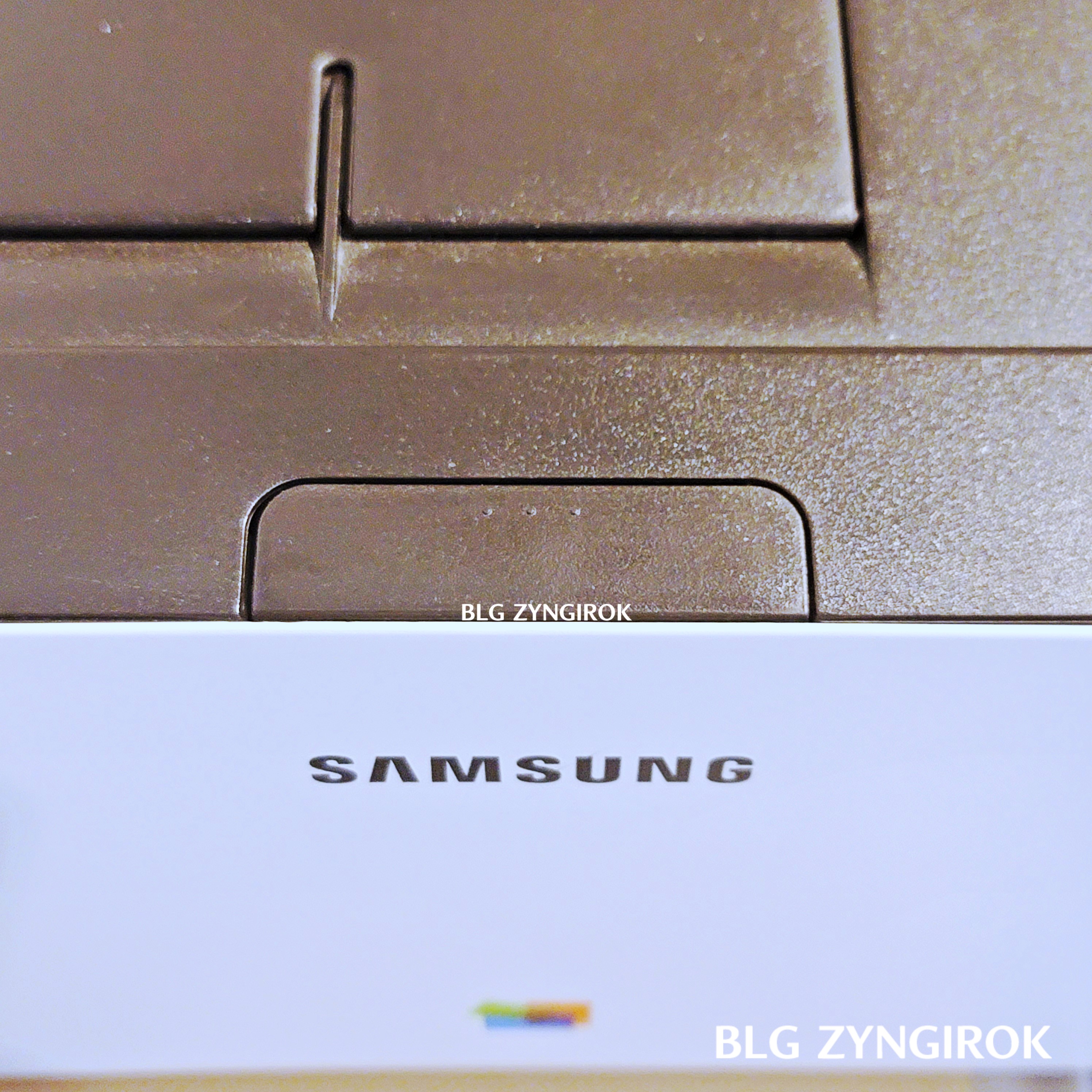 삼성 레이저 프린터 상단에 버튼이 있다.