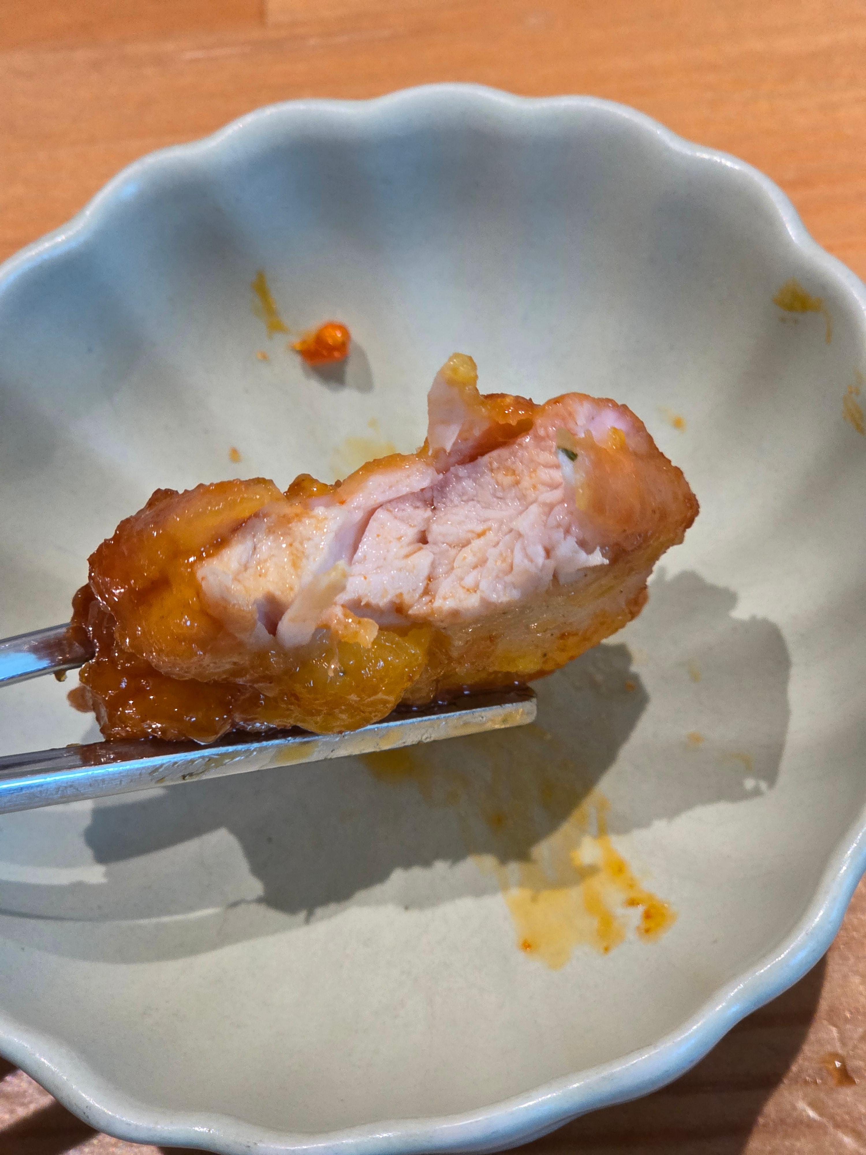 얇은 튀김옷에 깐풍 소스가 배인 순살 치킨 클로즈업