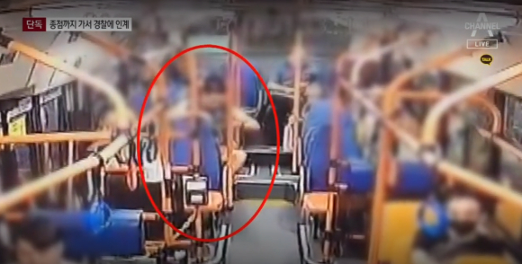 A씨가 술에 취해 잠든 여성 옆자리에 앉는 장면. [사진=채널A 보도화면 캡처]