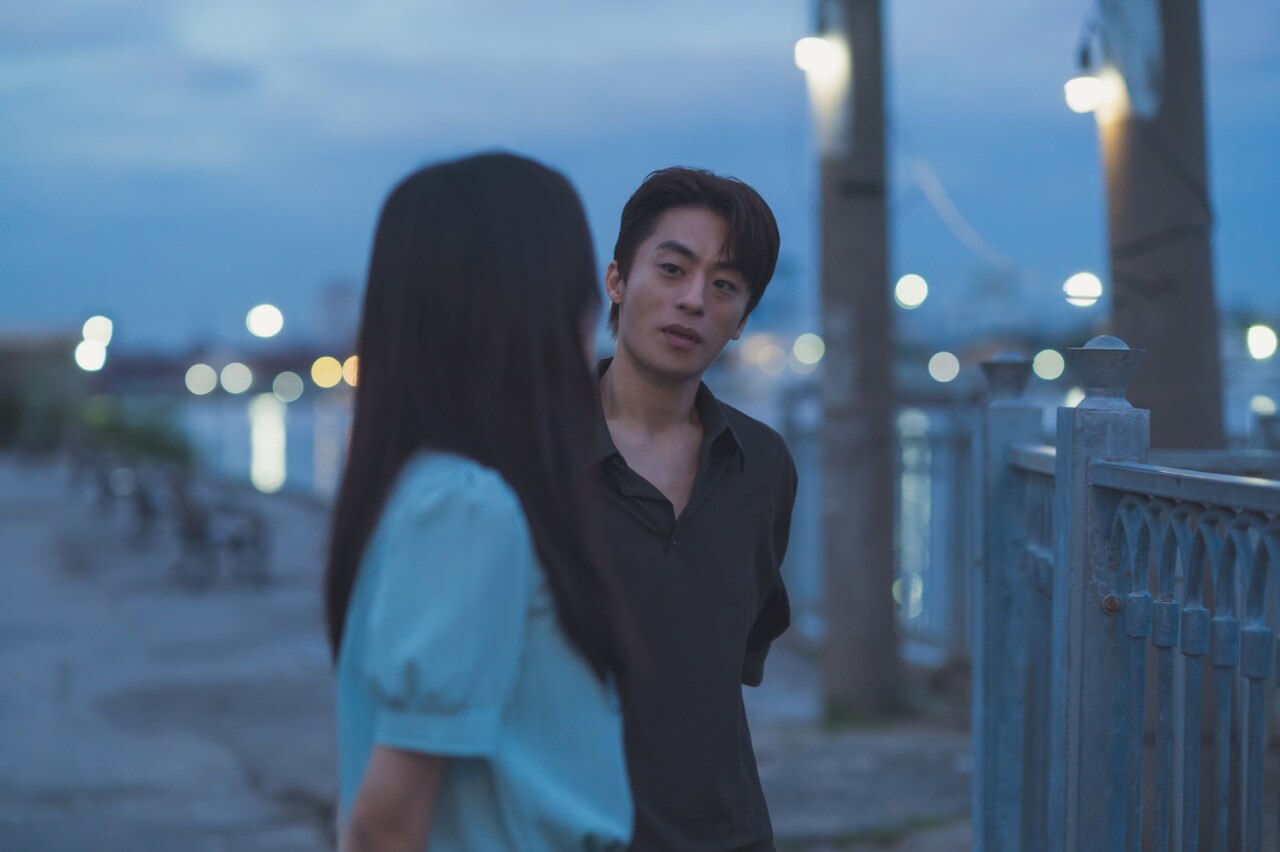 베트남에서 재회한 후 이야기를 나누는 은호와 정원