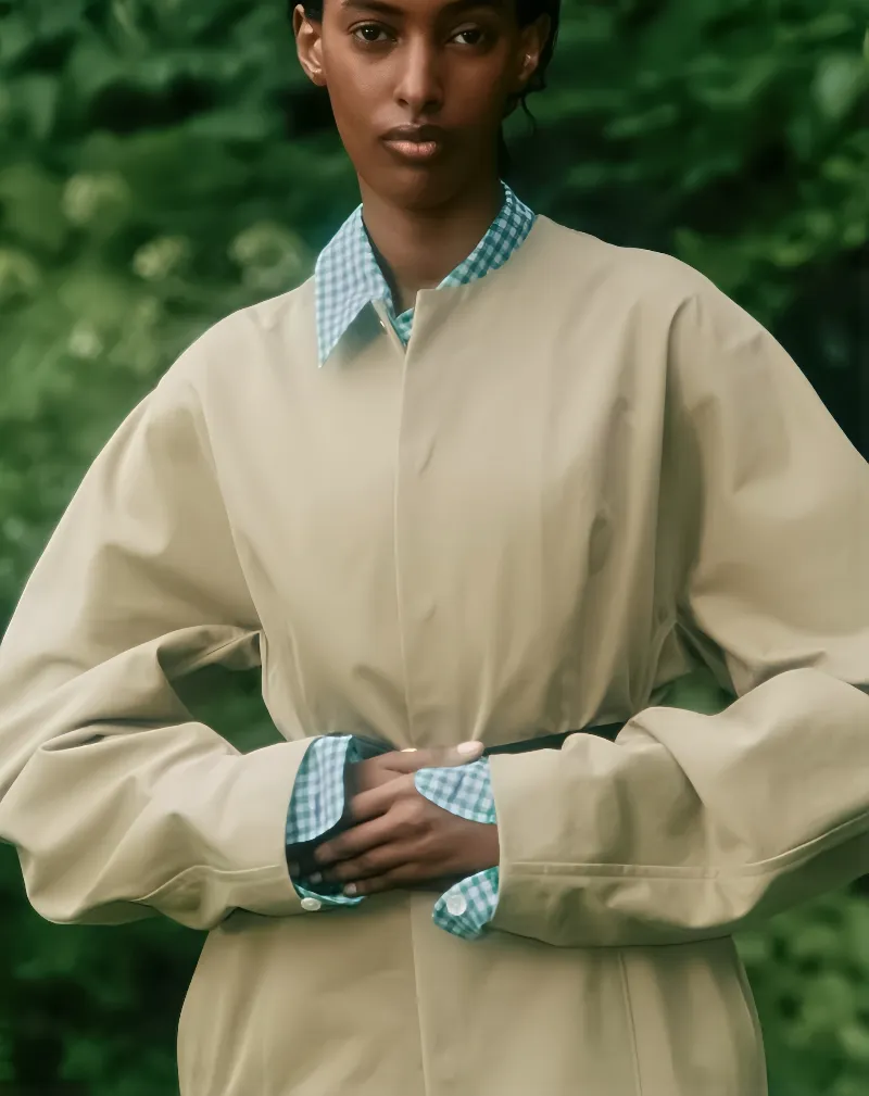 베이지 아우터와 깅엄 체크 셔츠로 구성된 테크노 미니멀 여성 여름 룩