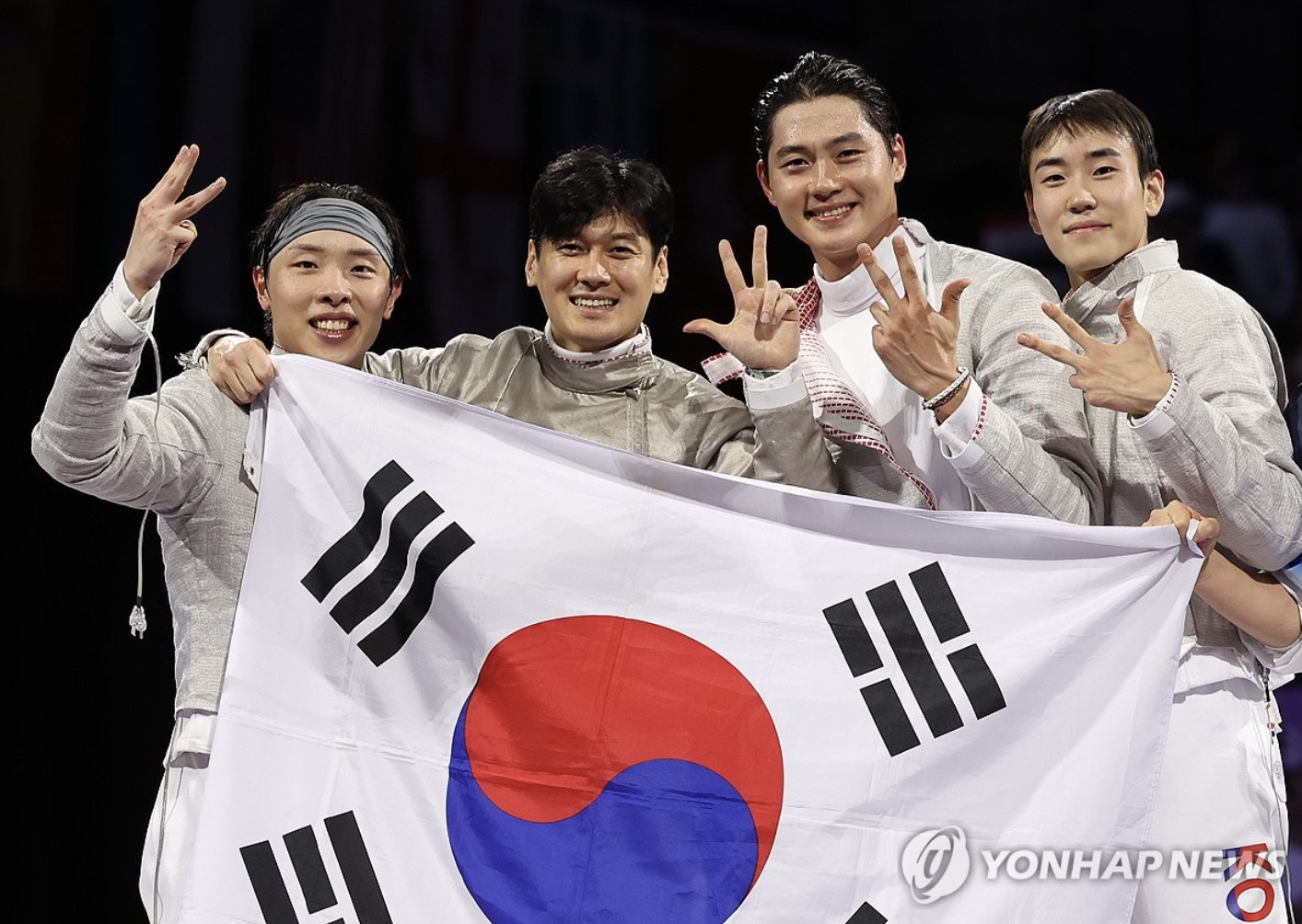 뉴어펜져스 2024 파리올림픽 펜싱 남자 사브르 단체전 3연패 달성 (왼쪽부터. 박상원, 구본길, 오상욱, 도경동)