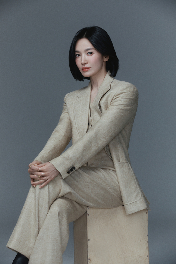 배우 송혜교가 영화 '검은 수녀들' 인터뷰 사진 촬영에서 포즈를 취하고 있다. [사진=UAA]