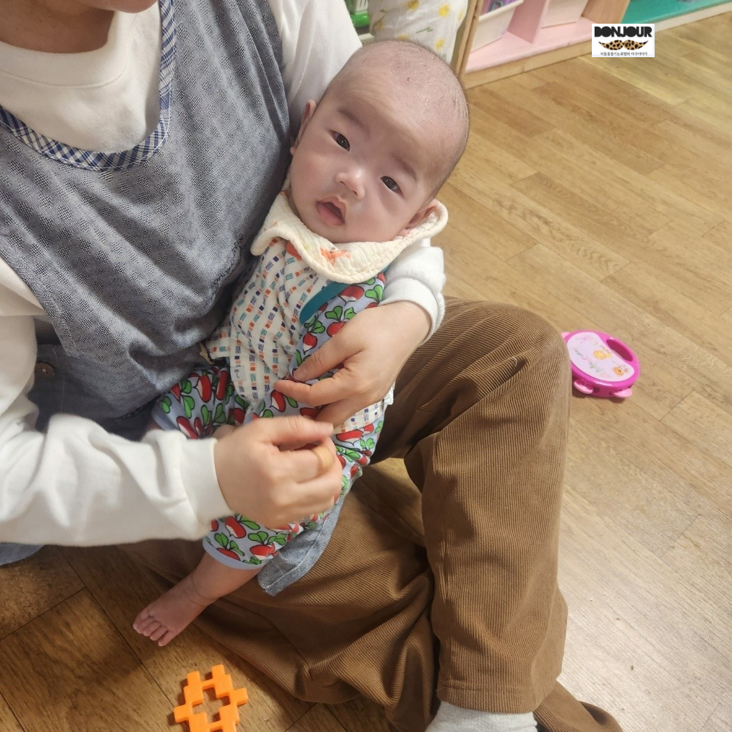 생후 100일 아기의 가정어린이집 만 0세반 1대1 케어 입학 모습