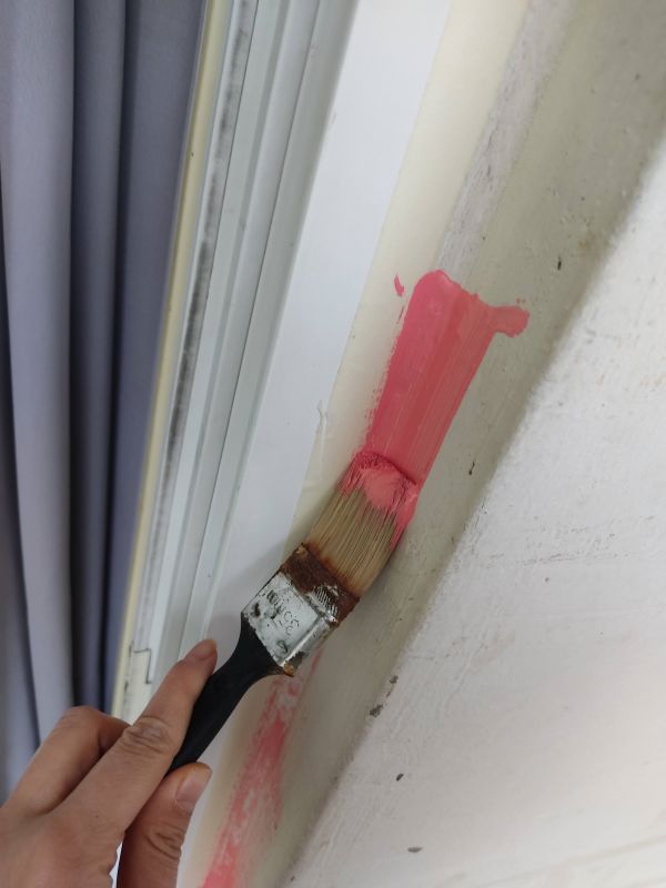 보양작업을 한 부분 옆쪽으로 붓칠을 하는 사진