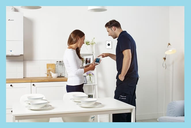 보일러-설치기사-설명하는-모습