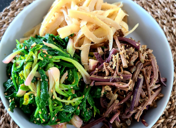 나물 섭취는 저칼로리로 도움이 된다.