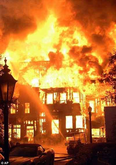 불이 옮겨붙는 모습