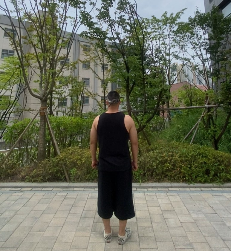 데일리룩('26. 8. 15.)후드후드 빈티지 카모 반다나 밀리터리, 무신사 무신사스탠다드 슬리브리스 민소매 나시, 무신사스탠다드 무신사 와이드 버뮤다 팬츠, 반스 체커보드 슬립온