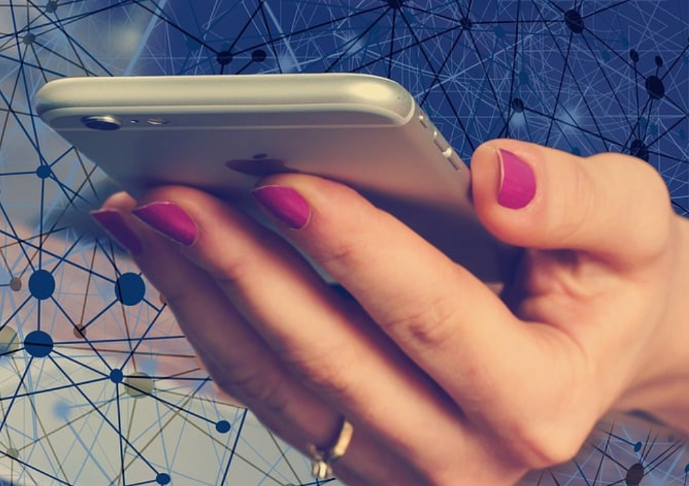 손으로 스마트폰을 들고 있는 모습