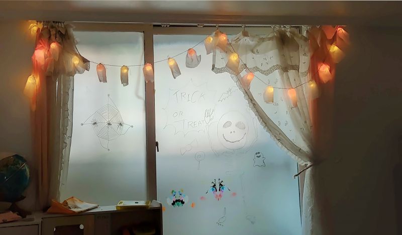 유령조명 전체모습 창에 보드마카로 해골모습도 같이 보임