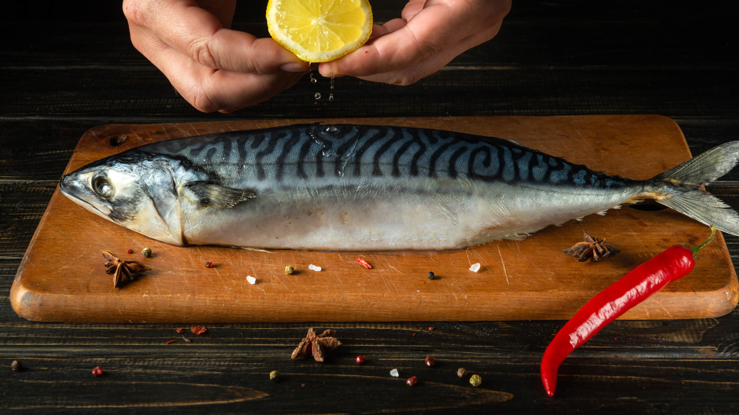 요리전에 고등어에 레몬즙 발라 비린내 제거