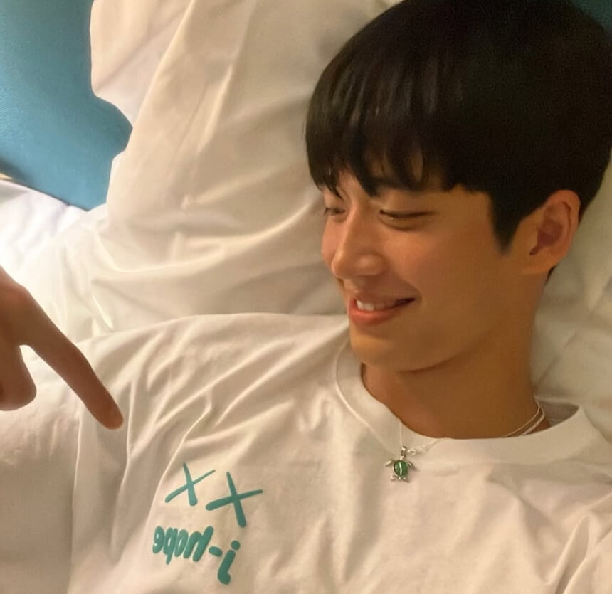 흰색-반팔티를입은-남성의모습