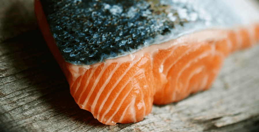 연어 고기 위에 김 한 장이 놓여 있다