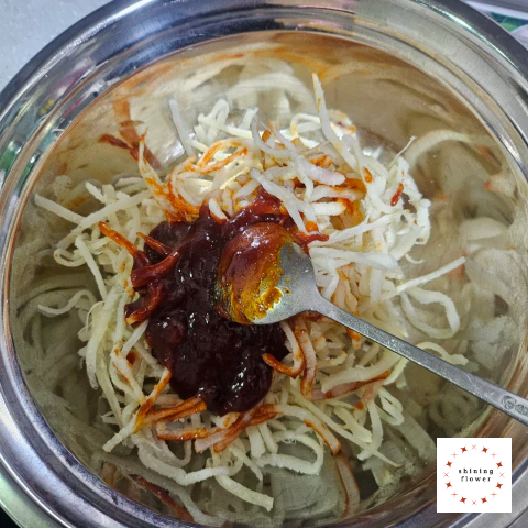 진미채무침-양념장 부어서 골고루 무치기