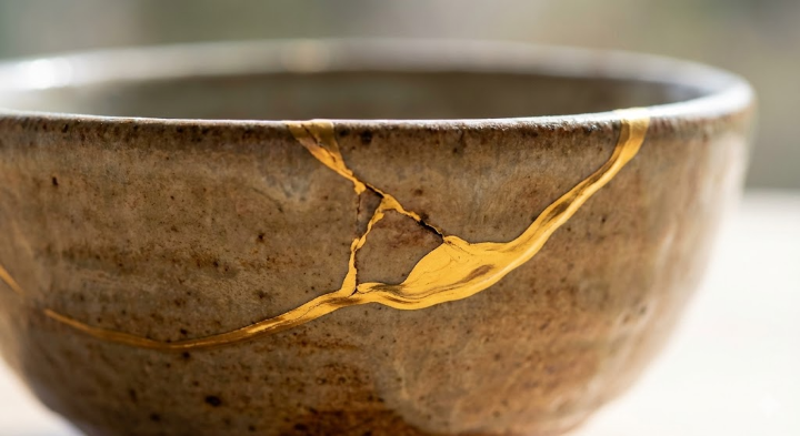 이가 나갔지만 금으로 땜질되어 더 아름다워진 킨츠기 도자기