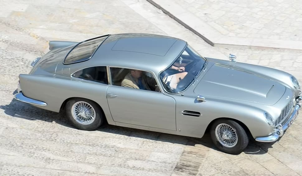 애스턴 마틴이 디자인한 마이아미의 럭셔리 아파트 VIDEO: Stunning Downtown Miami apartment block by Aston Martin nears completion