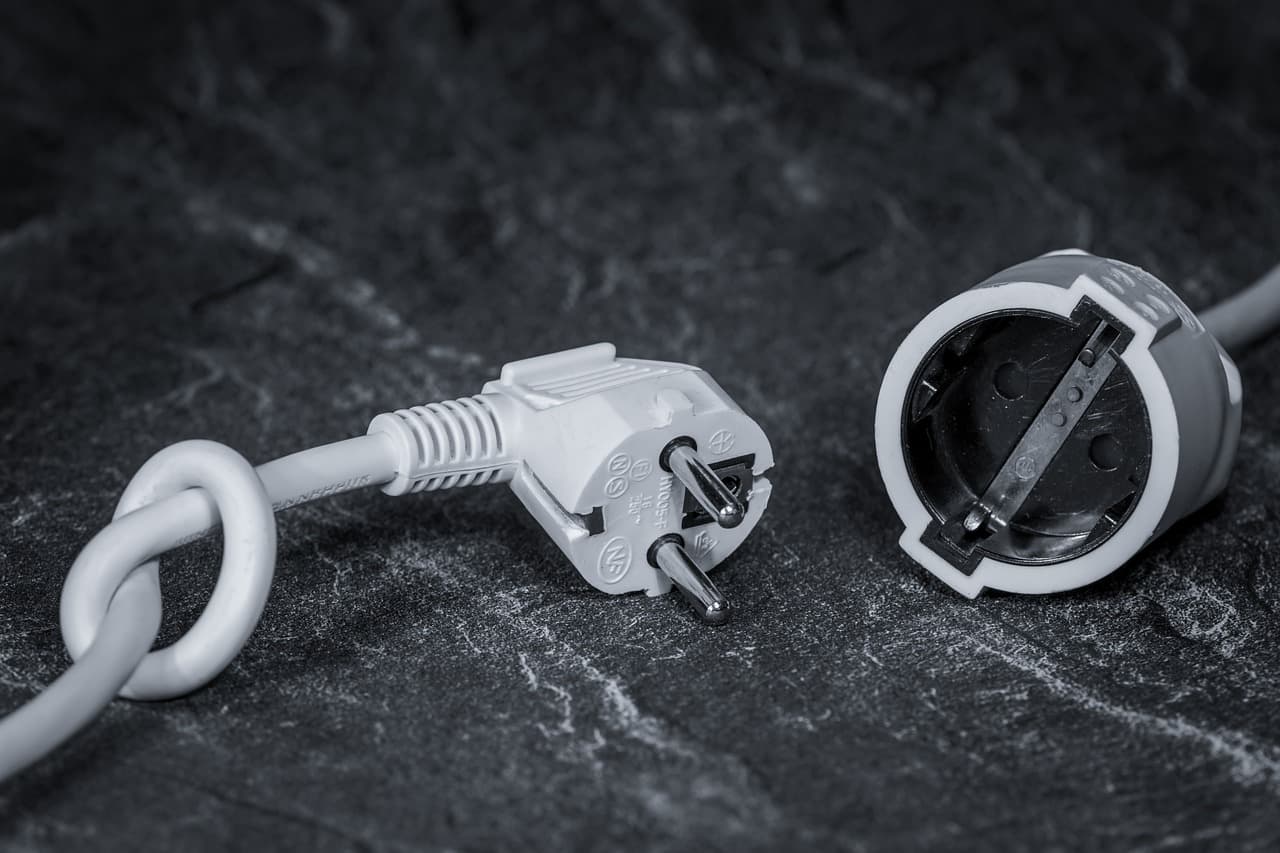 선박 정전기 및 전자파 차단 기술: 항해 중 전자장비 보호 솔루션