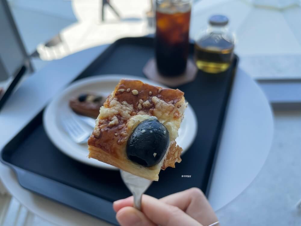 용인 이동 저수지 카페 맛집 그린 웨일 - 올리브 빵 한 조각