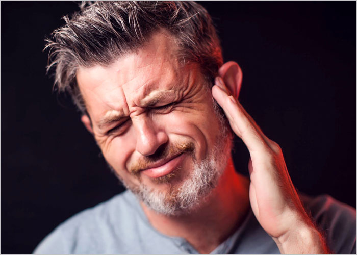 이명으로 힘들어 하는 사람들 이미지