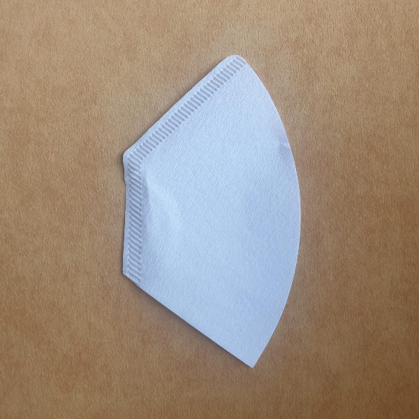 노란색 바닥에 흰색 종이 필터, 마름모 모양