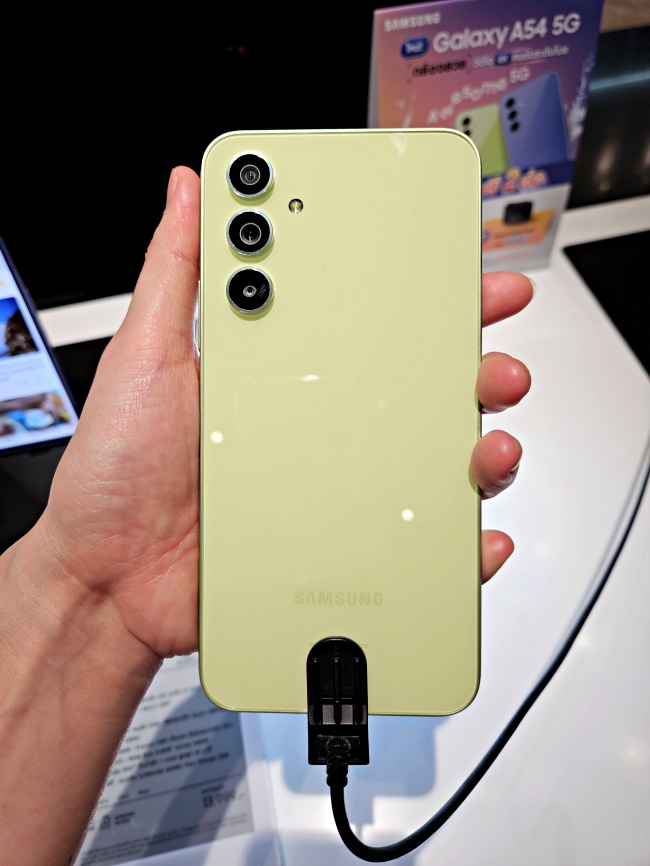 라임 색깔의 갤럭시A54입니다.