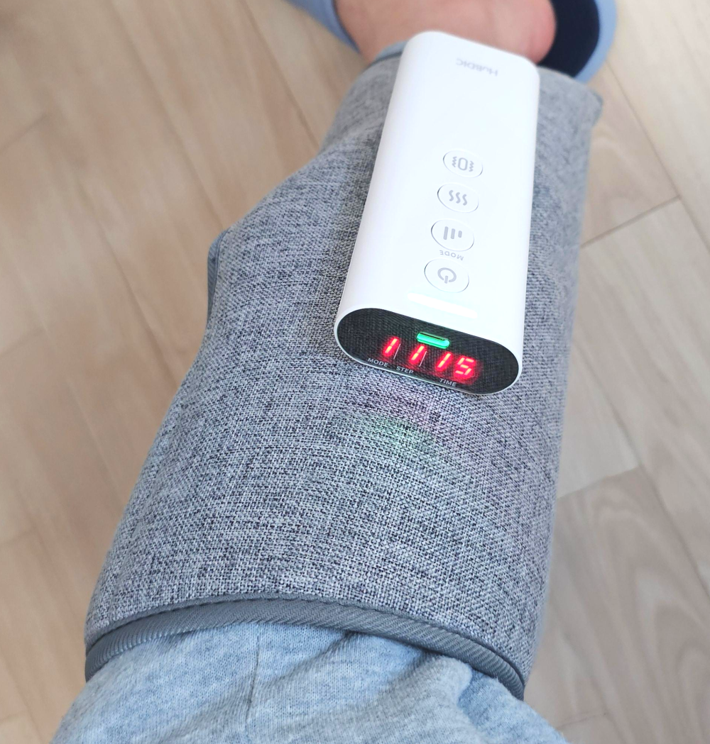 휴비딕 무선 다리 마사지기 착용한 모습