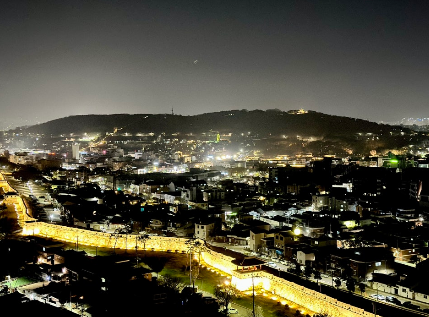 상공에서 내려다보이는 야경 사진