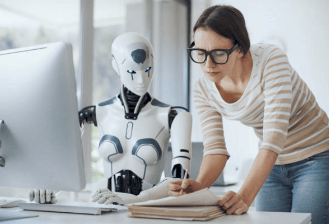 AI 도구를 활용해 인간과 로봇이 함께 콘텐츠를 기획하는 협업 장면