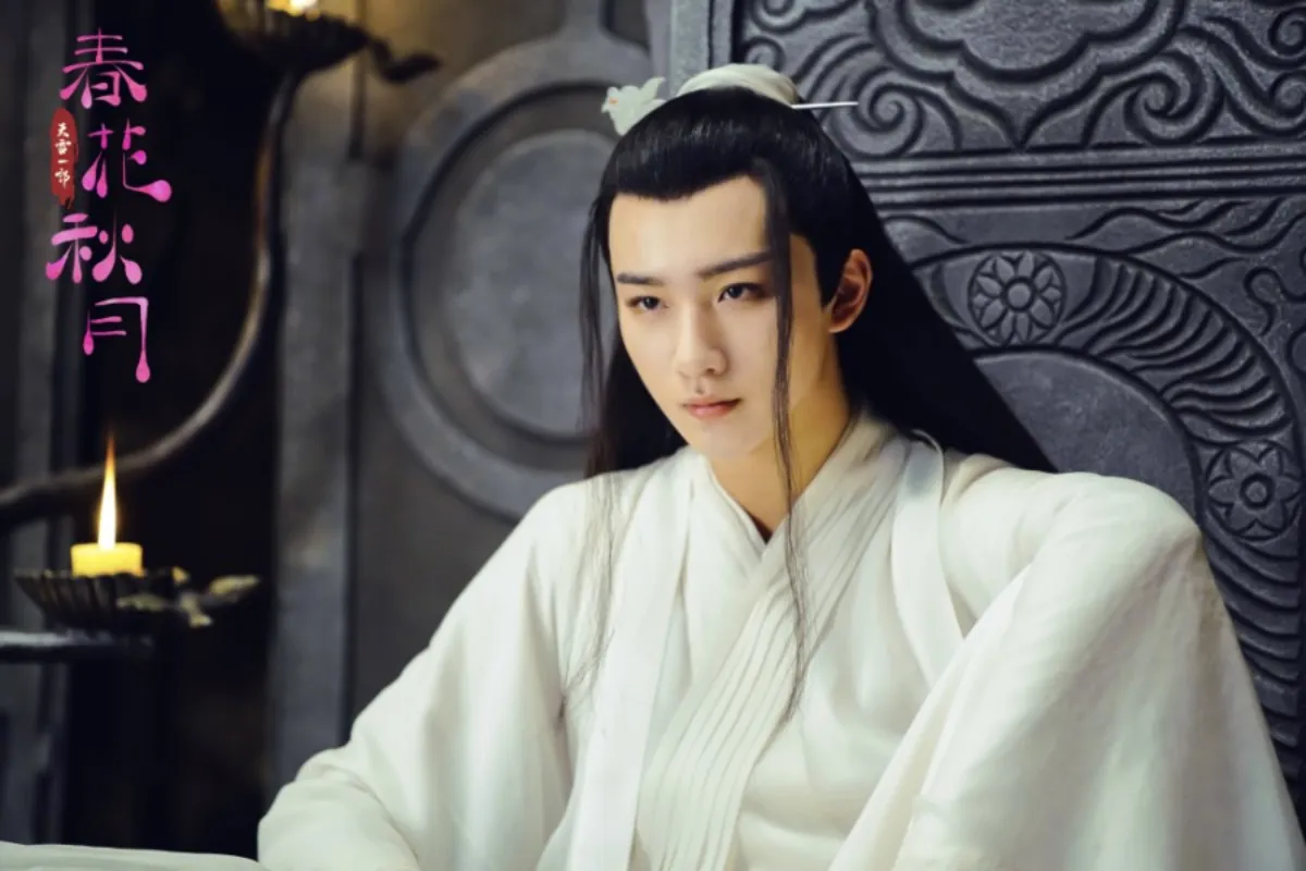 흰옷입고-지긋이한곳을-바라보는-추월