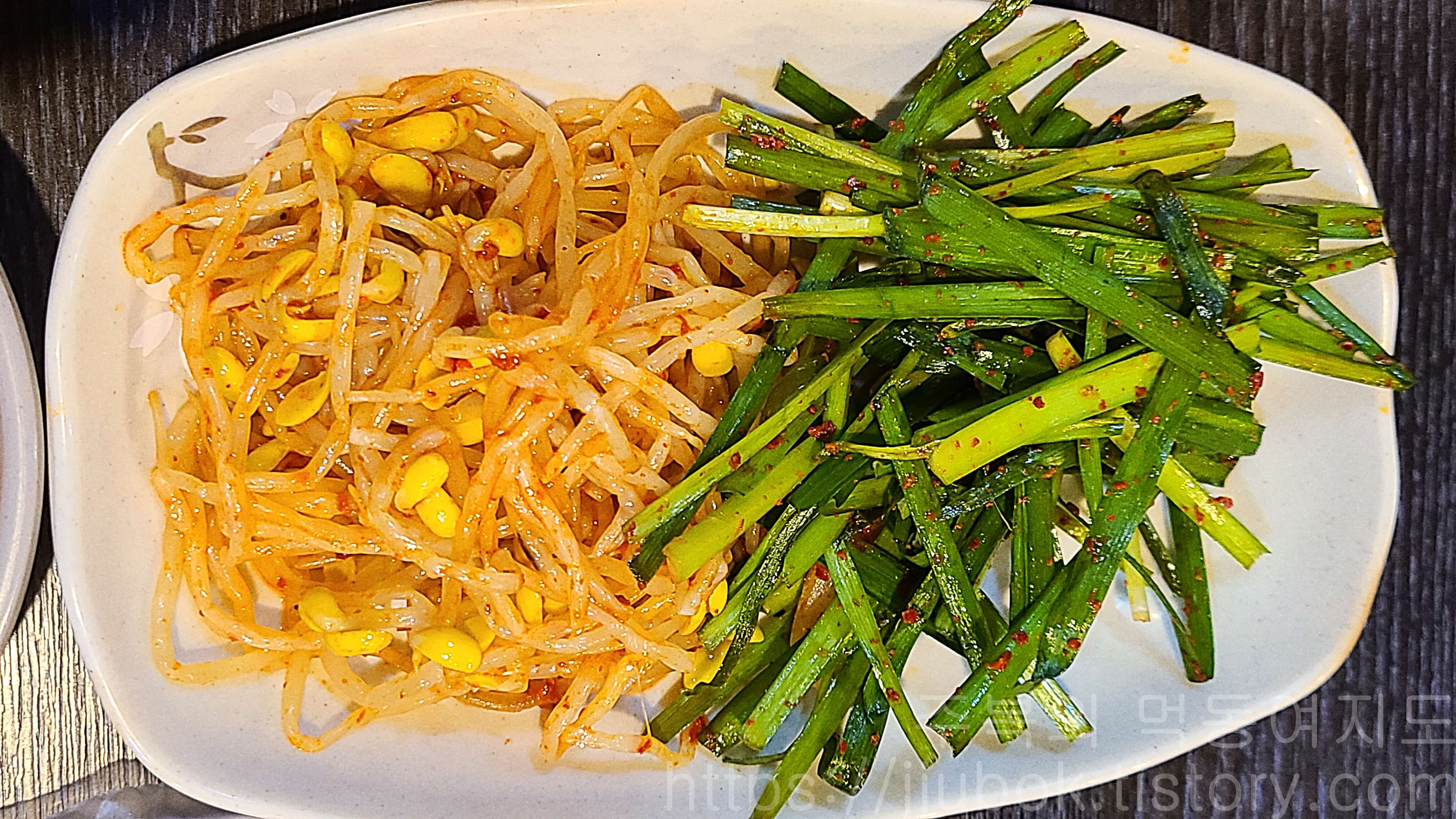 유가네알찬소곱창-밑반찬-콩나물-부추