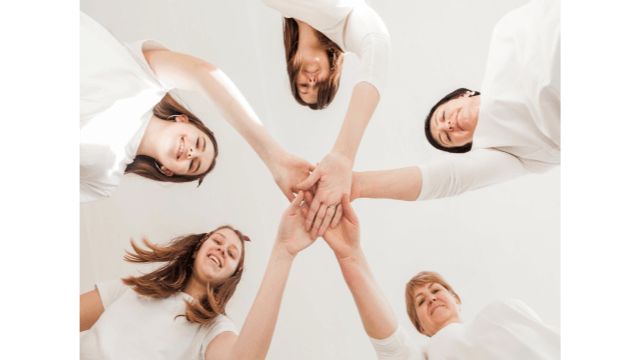 하얀색-티셔츠-입은-5명의-여자들-썸네일