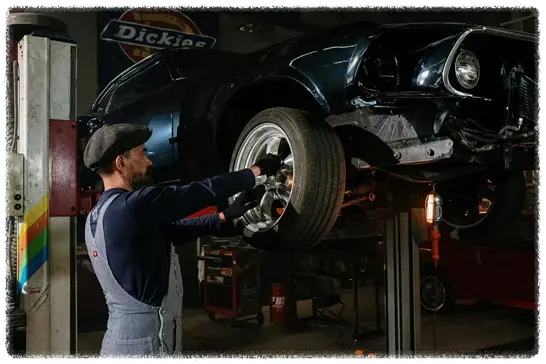 남자-자동차-수리점-수리하는-사진