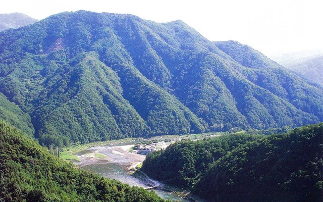 봉화군 명호면 소재지를 휘감고 있는 황우산-